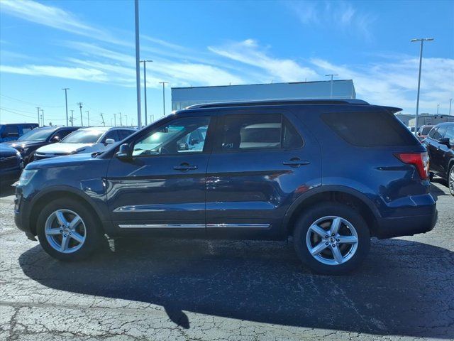 2017 Ford Explorer XLT photo 3