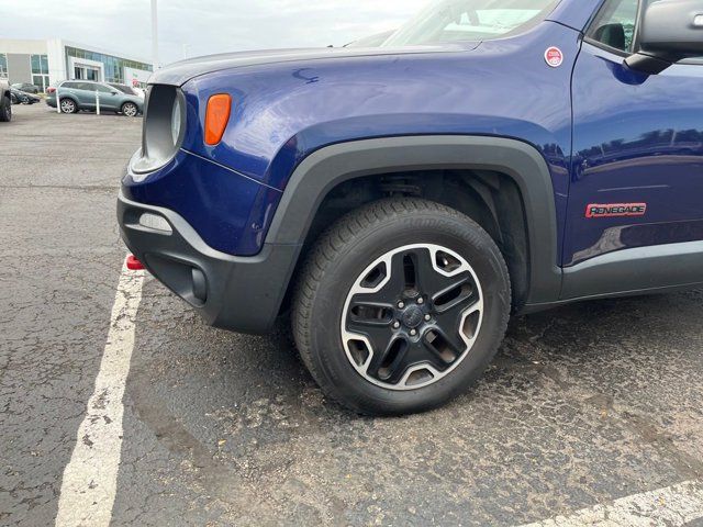 2016 Jeep Renegade Trailhawk photo 2