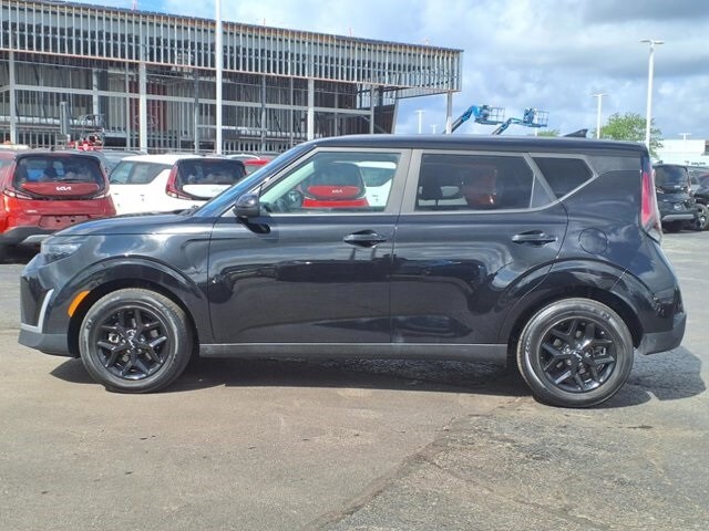 2023 Kia Soul LX photo 3