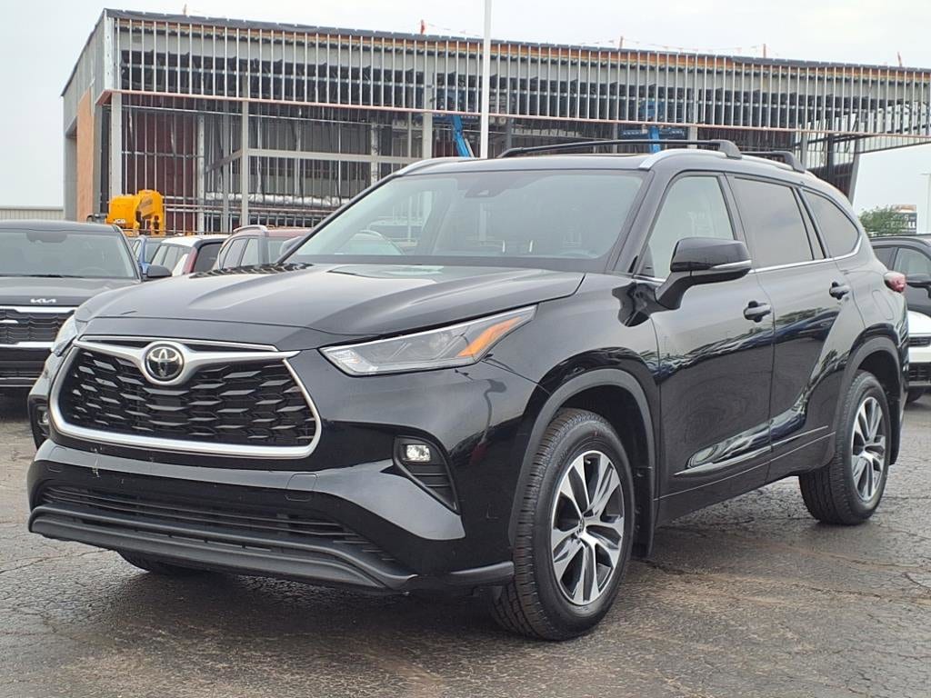 Used 2022 Toyota Highlander XLE with VIN 5TDGZRBH4NS229748 for sale in Cincinnati, OH