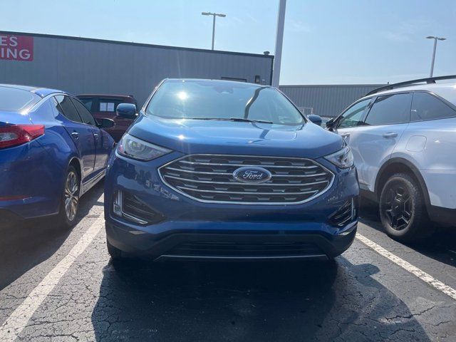 2022 Ford Edge SEL photo 2