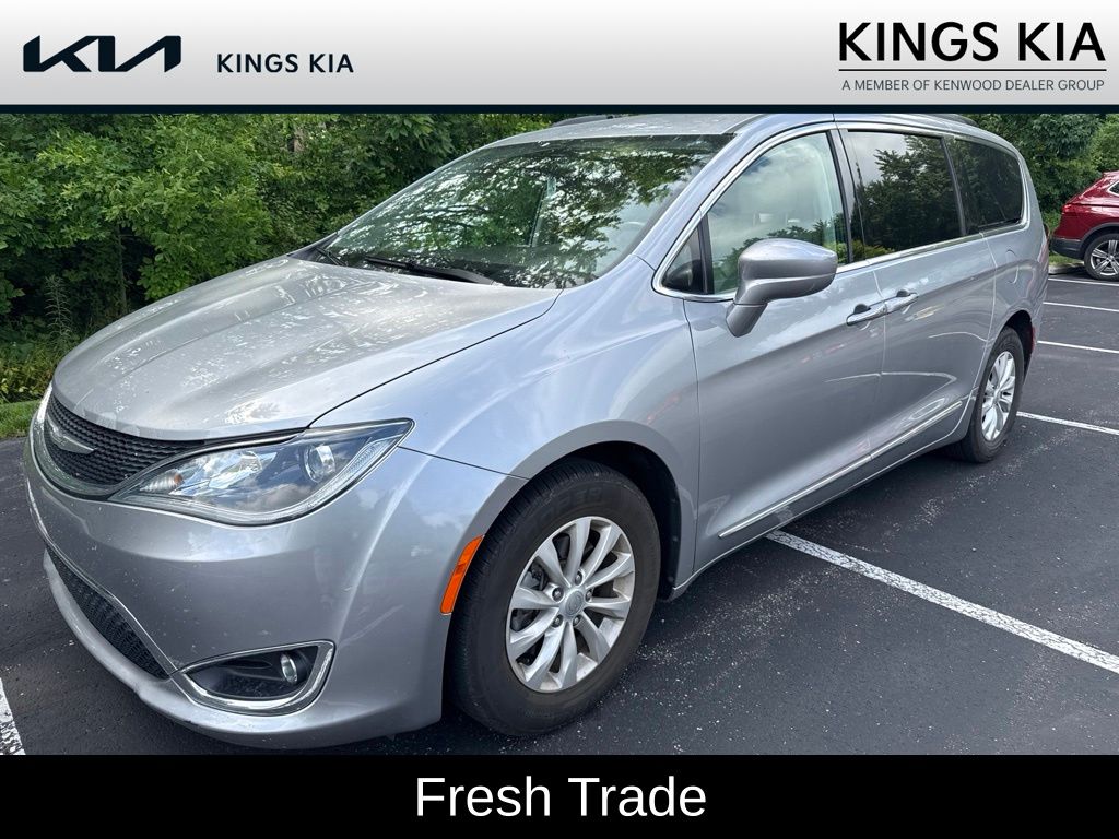 2017 Chrysler Pacifica Touring-L's photo