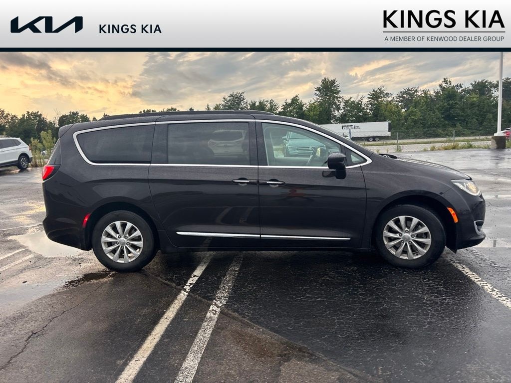 Used 2017 Chrysler Pacifica Touring L Minivan/Van