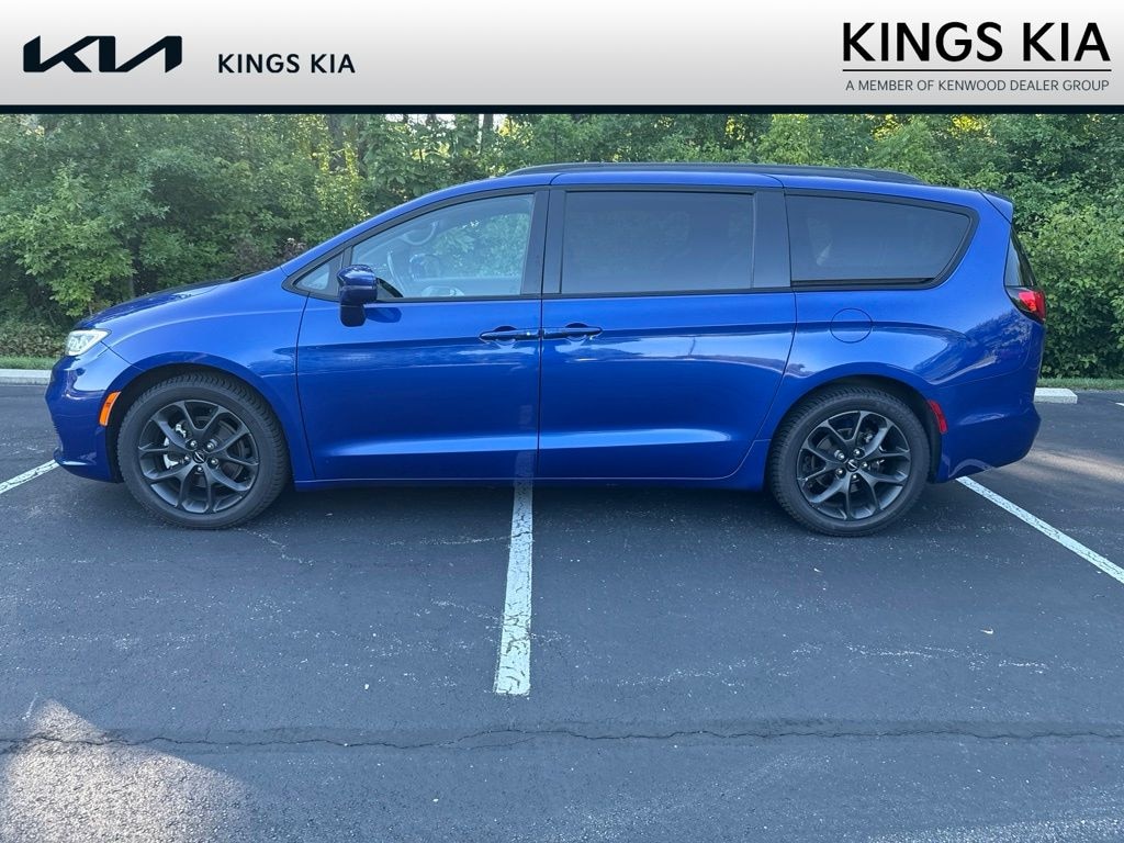 Used 2021 Chrysler Pacifica Touring Minivan/Van