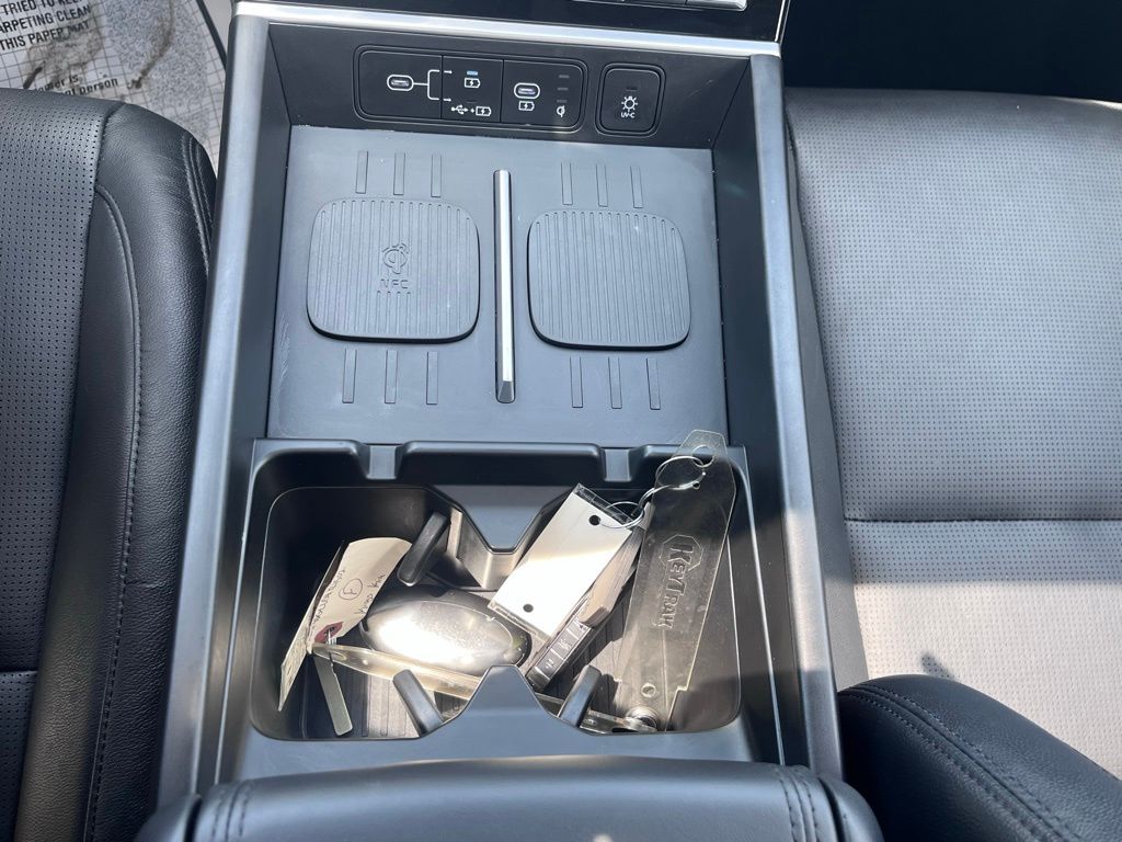 2025 Hyundai Santa Fe Limited - Photo 17
