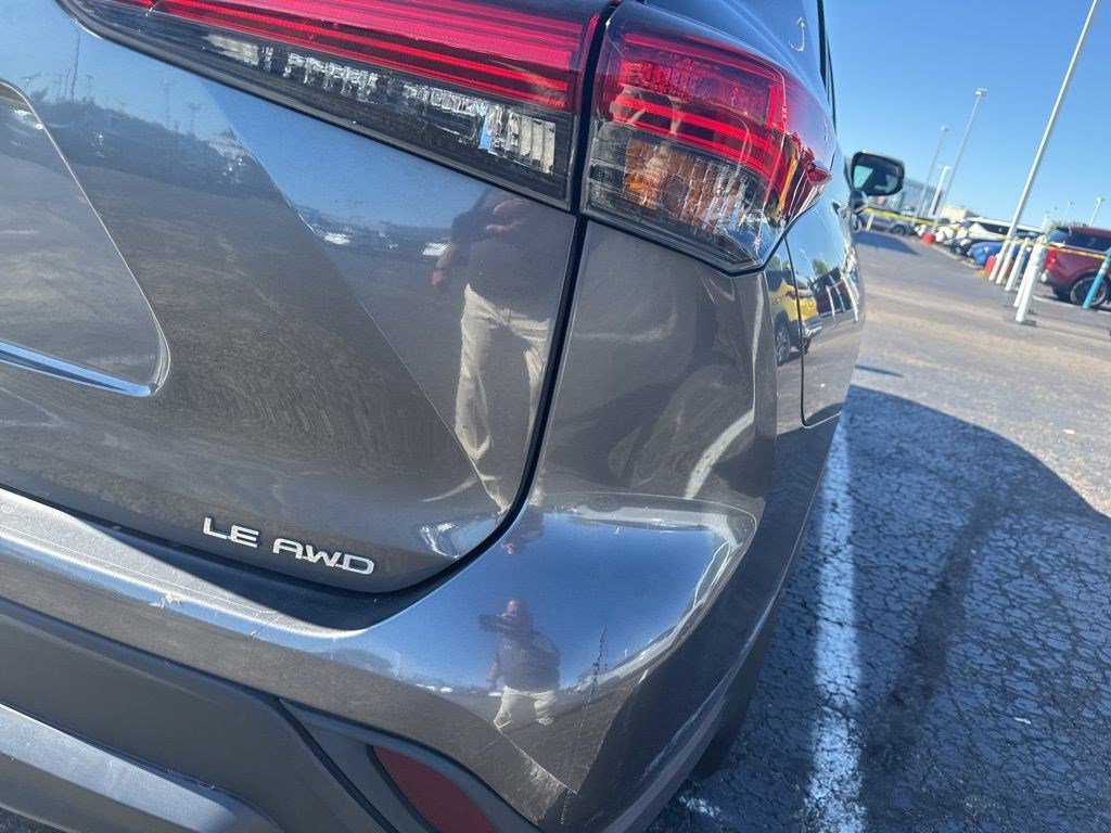 2021 Toyota Highlander LE photo 2