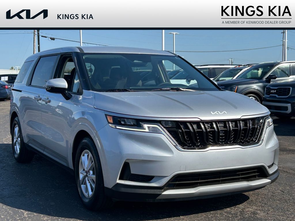 2023 Kia Sedona LX's photo