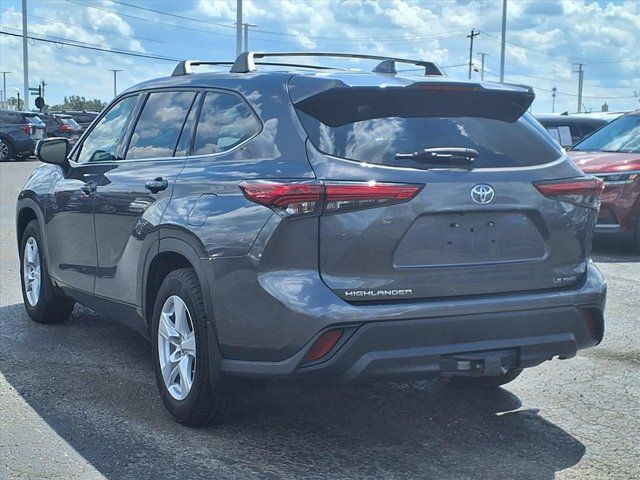 2021 Toyota Highlander LE photo 2