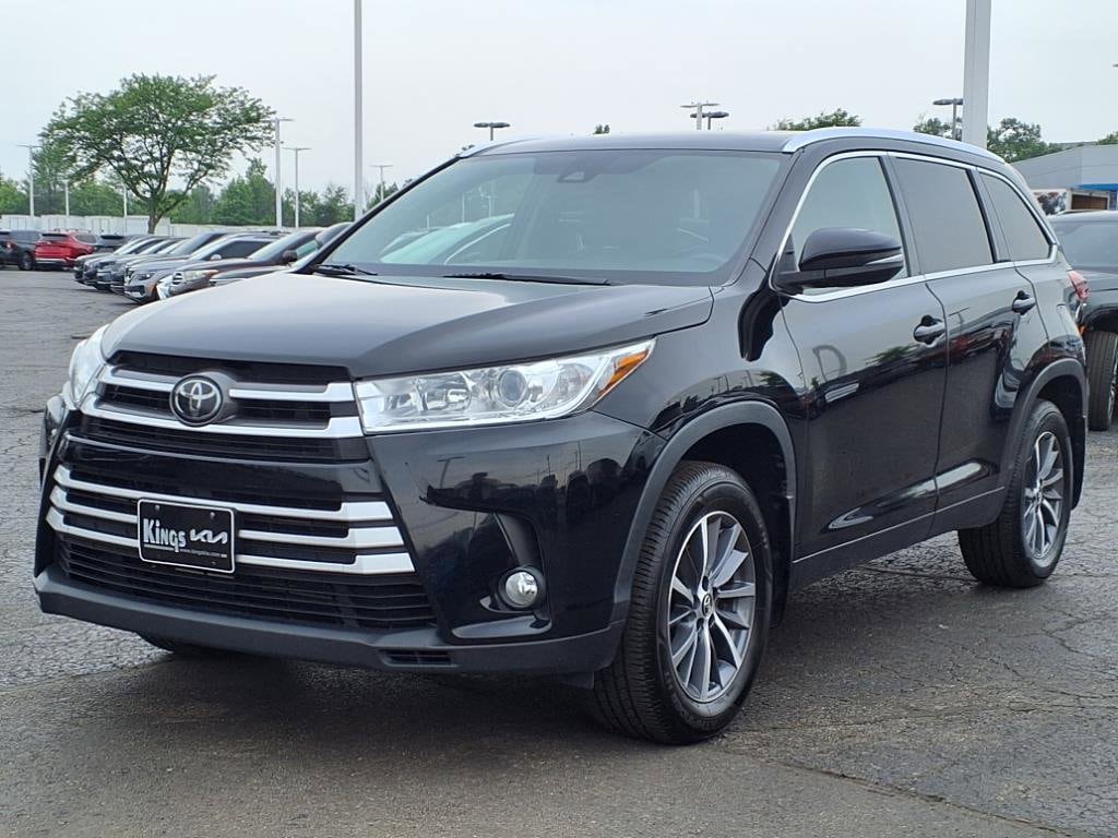 Used 2019 Toyota Highlander XLE with VIN 5TDJZRFH9KS582627 for sale in Cincinnati, OH