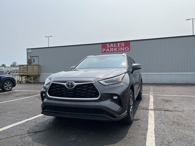 Used 2022 Toyota Highlander XLE with VIN 5TDGZRBH8NS582395 for sale in Cincinnati, OH