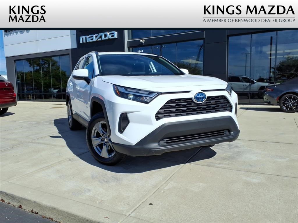 2024 Toyota RAV4 LE's photo