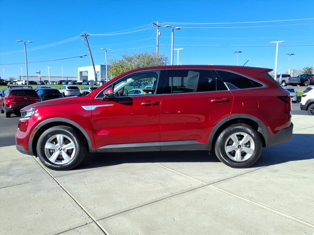 2023 Kia Sorento LX photo 2