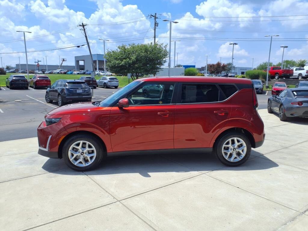 2023 Kia Soul LX photo 2