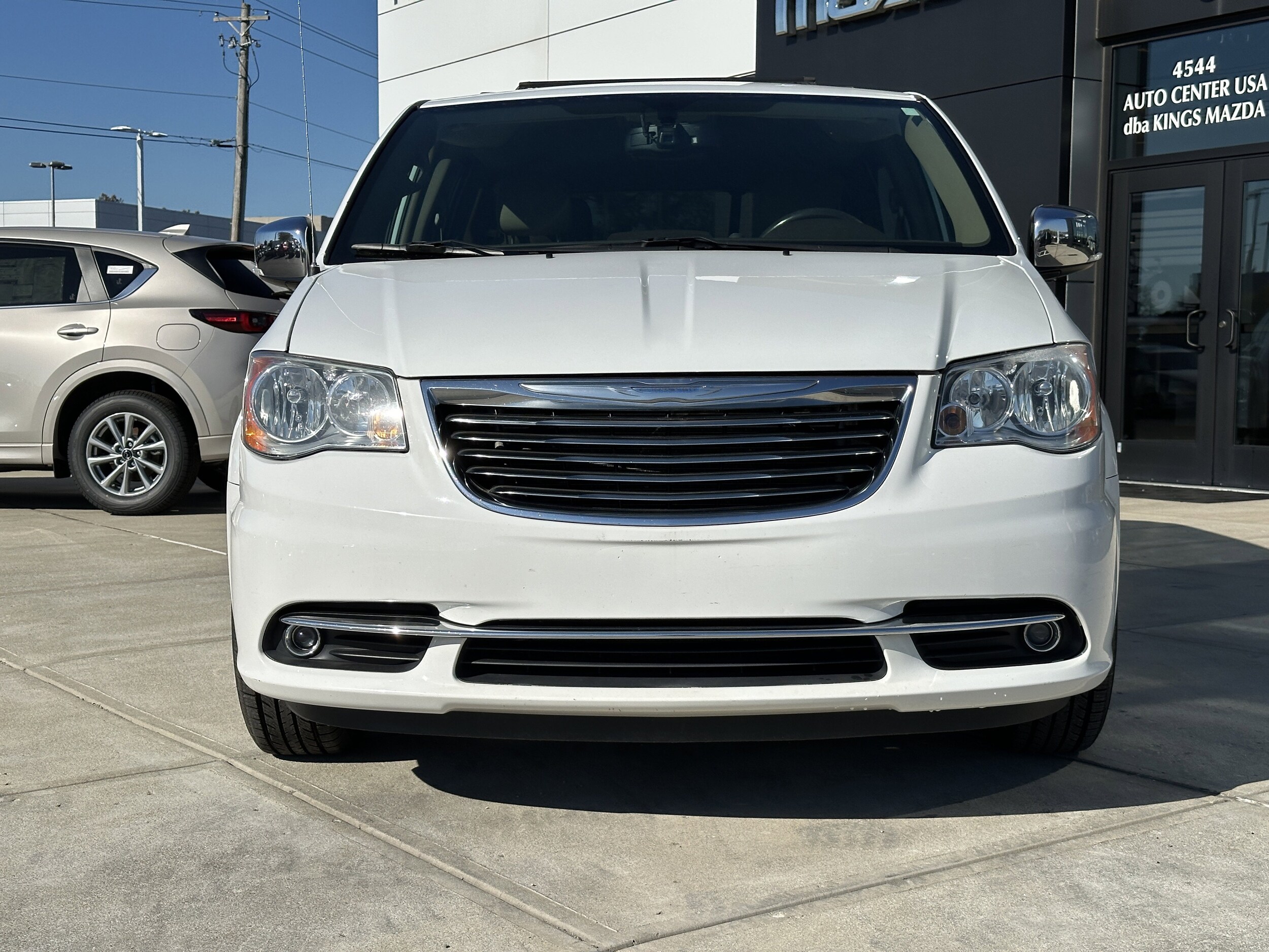 2015 Chrysler Town & Country photo 2