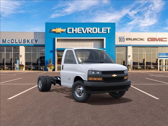 2025 Chevrolet Express Cutaway Base
