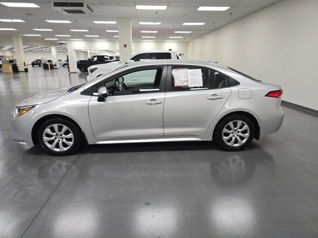 2022 Toyota Corolla LE photo 3