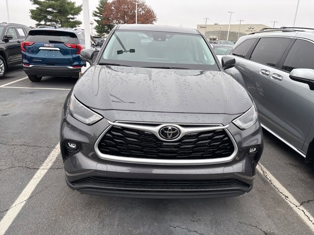 2023 Toyota Highlander LE photo 2