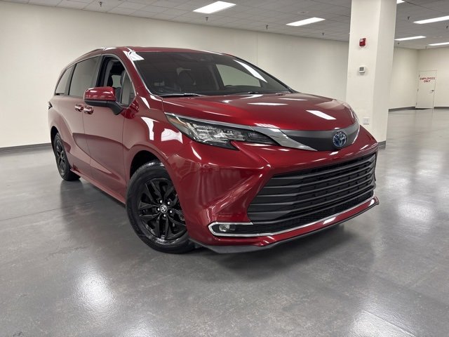 2023 Toyota Sienna XLE's photo