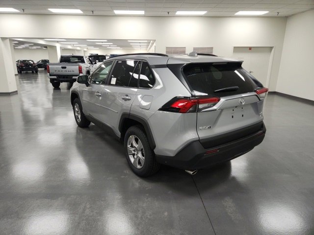 2025 Toyota RAV4 XLE photo 4
