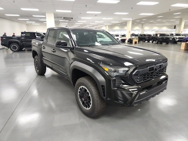 2025 Toyota Tacoma SR5's photo