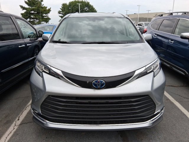 2022 Toyota Sienna XLE photo 2