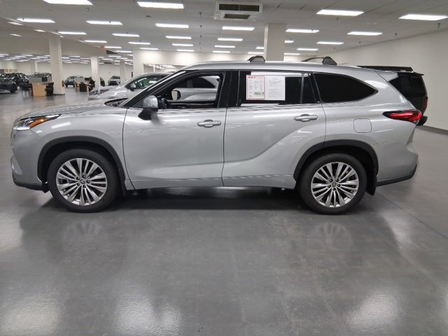 2024 Toyota Highlander LE photo 4