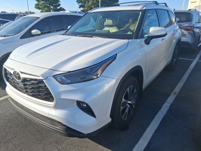 2022 Toyota Highlander XLE photo 2