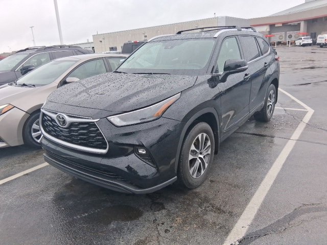 2022 Toyota Highlander XLE photo 3