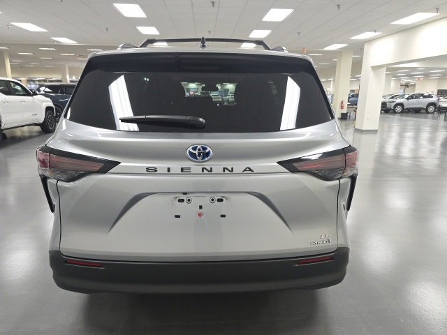 2024 Toyota Sienna LE photo 4