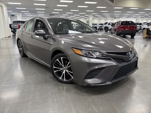 2020 Toyota Camry SE's photo