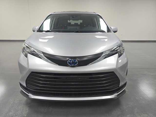 2024 Toyota Sienna LE photo 2
