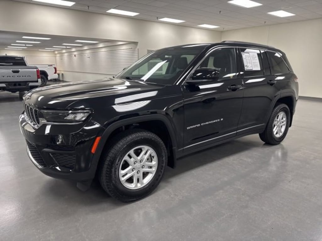 Used 2023 Jeep Grand Cherokee Laredo SUV