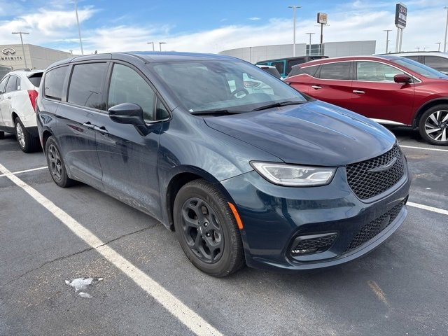 2022 Chrysler Pacifica Hybrid Touring L's photo