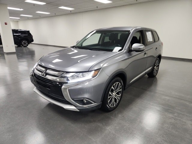 2017 Mitsubishi Outlander SE photo 2