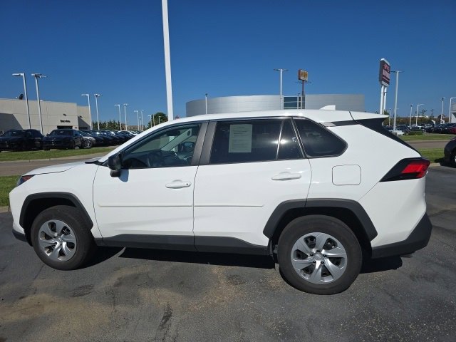 2022 Toyota RAV4 LE photo 3
