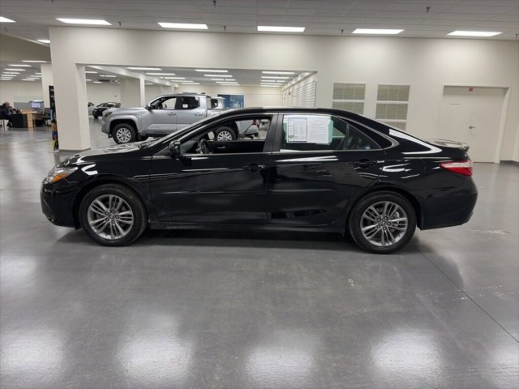 Used 2017 Toyota Camry SE Sedan