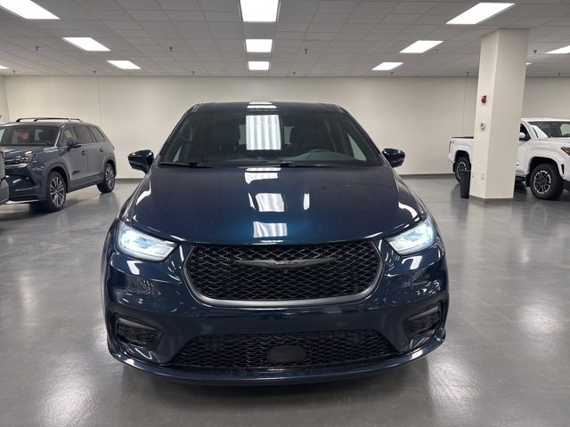 2022 Chrysler Pacifica Hybrid Touring L's photo