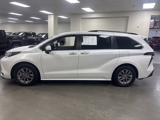 2024 Toyota Sienna XLE photo 4