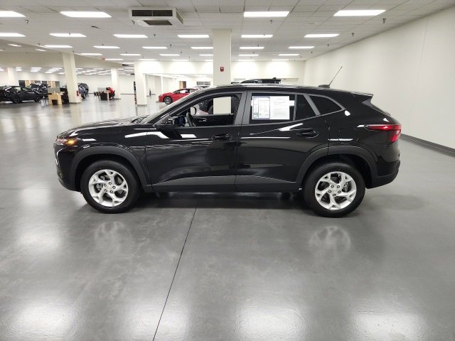2025 Chevrolet Trax LS photo 4