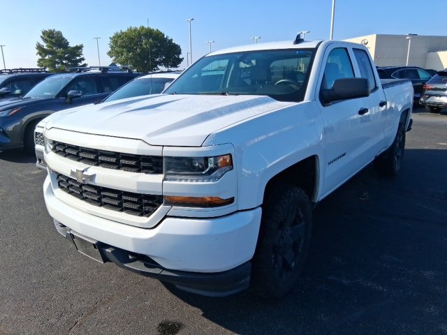 2018 Chevrolet Silverado 1500 Custom photo 3