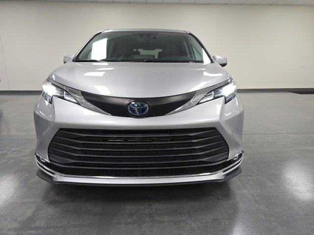 2021 Toyota Sienna XLE photo 2