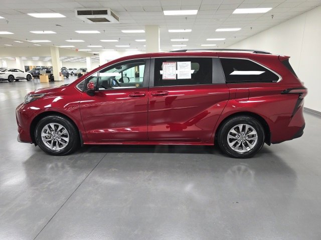 2023 Toyota Sienna LE photo 3