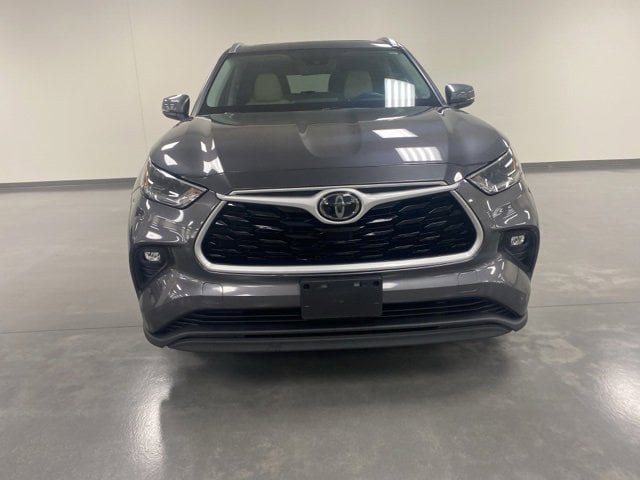 Used 2021 Toyota Highlander XLE with VIN 5TDGZRBH8MS081277 for sale in Cincinnati, OH