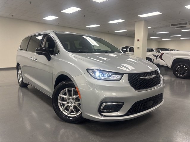 2024 Chrysler Pacifica Touring L's photo