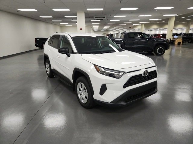 2025 Toyota RAV4 LE's photo