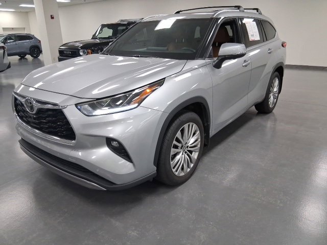 2024 Toyota Highlander LE photo 3