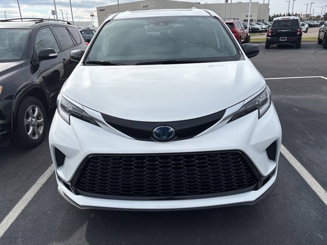 2022 Toyota Sienna XSE photo 2