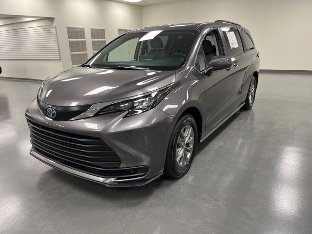 2024 Toyota Sienna LE photo 3