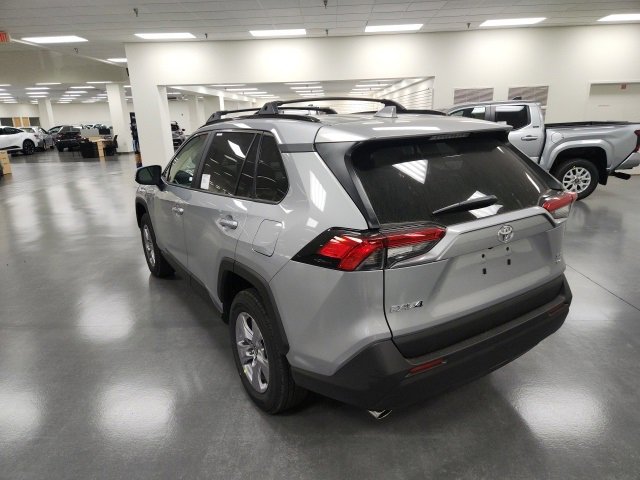 2025 Toyota RAV4 XLE photo 4
