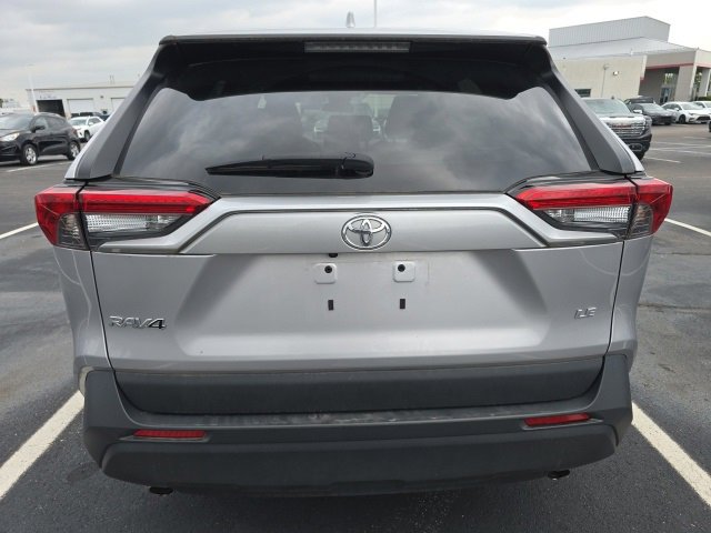2022 Toyota RAV4 LE photo 3
